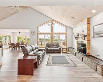 Lakeside 4br Retreat Private, Peaceful & Scenic 4 Bedroom Villa - Crary - Living room