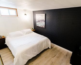 Welcoming 5-bedroom home with spacious deck and yard! - Thunder Bay - Bedroom