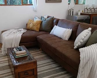 Entire cottage in Stormsriver - Stormsrivier - Living room