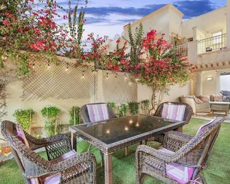 Family Villa Near Jbr & Dubai Marina With Lake Views - Dubai - Innenhof