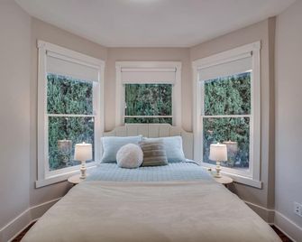 Charming 3-bedroom townhome in Pasadena! - Pasadena - Bedroom