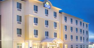 Days Inn & Suites by Wyndham Kearney - Kearney - Edificio