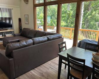 Lakeside cottage, water access + pet friendly - Jasper - Living room