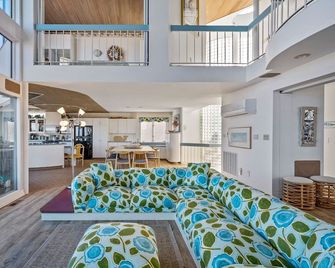 Stunning Oceanfront Home On Quiet Lane With Bay And Ocean Views. Hot Tub! - Long Beach - Sala de estar