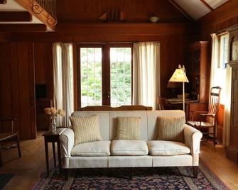 Historic Getaway with Private Beach Access - Bristol - Living room