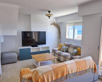 Amplio apartamento con vista al mar en El Perelló - El Perelló - Sala de estar