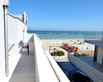 Hotel Trevi - Bellaria-Igea Marina - Parveke