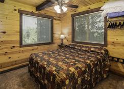 Freedom Ridge Cabins - Hill City - Schlafzimmer