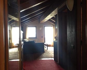 Unique mountain chalet attic flat in centre of Courmayeur's ski domain - Courmayeur - Pokój dzienny