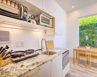 Convenient Salt Lake Tiny Home with Chic Interior! - South Salt Lake - Kitchen