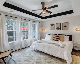 Oasis near Savannah | Lakefront Retreat + Game roo - Pooler - Bedroom