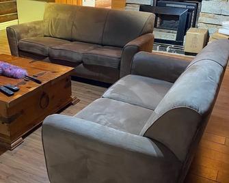 5 Bdr Log Home on 44 AC with trails on lakefront - Petawawa - Living room