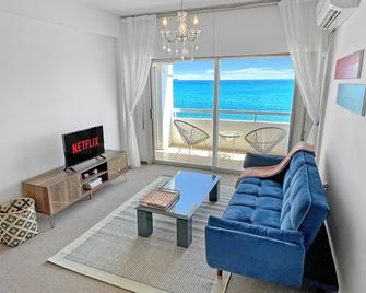 2br Seafront Apt In City Center With Community Pool - Larnaca - Living room