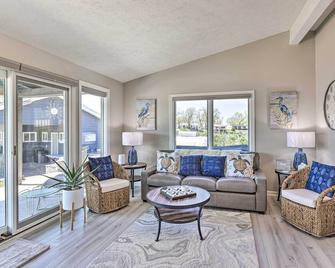 Lakefront Bellevue Home Private Beach and Fire Pit! - Bellevue - Living room