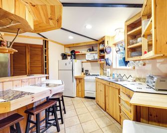 Unique West Jefferson Home With Fire Pit - West Jefferson - Kitchen