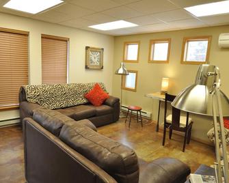 Luxury living, or a business sutie, 5 minutes MSU-B, and the Medical Corridor. - Billings - Living room