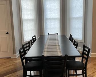 Large, family friendly, historic downtown Geneva. Lots of spaces for gathering. - Geneva - Comedor