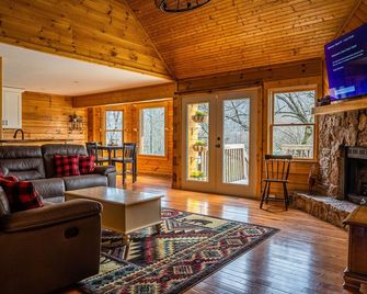 Cane Creek Cabin less than 20mins to downtown Asheville & Biltmore - Fletcher - Living room