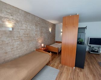 5 Minuten von Frankfurt, Ruhige Ferienwohnung/ Monteurzimmer mit Terrasse - Bad Vilbel - Schlafzimmer