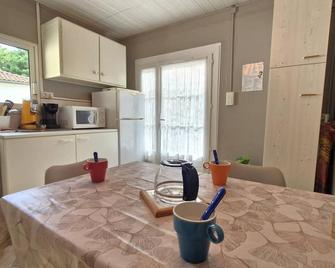 St Georges De Didonne - Nice Little House With Yard - 1 Bedroom - Saint-Georges-de-Didonne - Sala pranzo