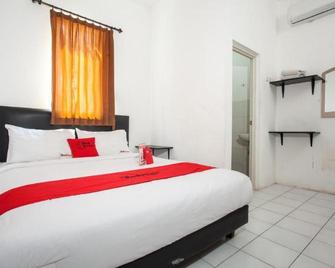 RedDoorz near Balai Kota Surabaya - Surabaya - Bedroom