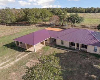 Cozy Farmhouse + Modern Amenities Near Austin. Pet-Friendly. - Paige - Gebouw