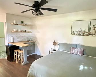 Private guest house-minutes away from Portland, Nike and many more! - Beaverton - Bedroom