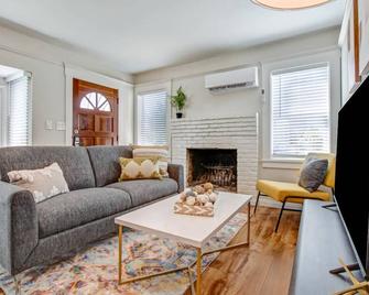 Urban Elegance Stay in Alhambra with Two Bedrooms - Alhambra - Living room