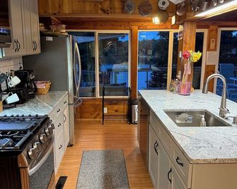 Cozy Cape Cod cottage overlooking Jenkins Pond; with private beach & dock. - Falmouth - Kitchen