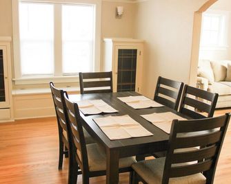 One Bedroom apartment in the heart of West Allis’ most walkable neighborhoods. - West Allis - Dining room