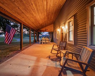 Modern 1860’s Farmhouse at Amazing Grace Barn located next to the Shenango Lake - Sharpsville - Patio