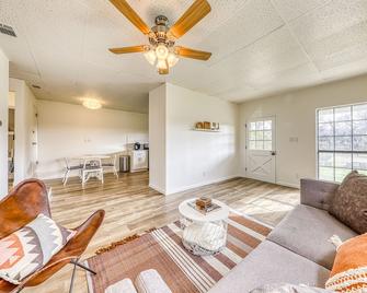 Cozy home near river access with firepit & playground - Liberty Hill - Living room