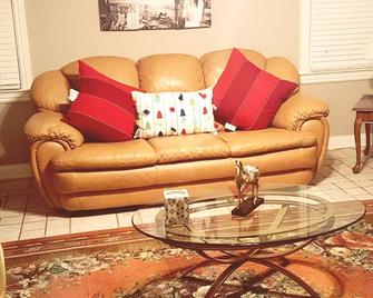 Close to Downtown/West End. Beautiful house private driveway. 4 BR. Sleep 9 - Nashville