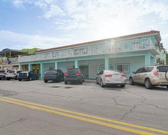 Bright Gulf Coast Escape - 8 Mi to Johns Pass! - Saint Pete Beach - Building