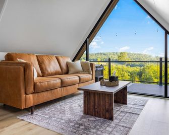 Moonlight Ridge | A-Frame, Hot Tub, & Fire Pit with Views! - Shippenville - Sala de estar