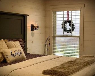 The PearTree Cottage- enjoy the view in the hot tub! 10 minutes from Berlin - Dundee - Bedroom