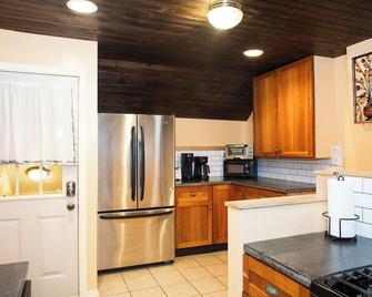 Charming 1-bedroom loft in Burlington with Treetop Views - Burlington - Cocina