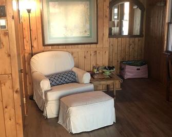 Two lakefront cottages,158 feet of frontage on Bear Lake - Bear Lake - Sala de estar