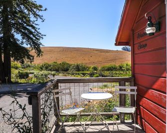 Rustic Studio Cottage on Organic Cattle Ranch - Tomales - Balcony