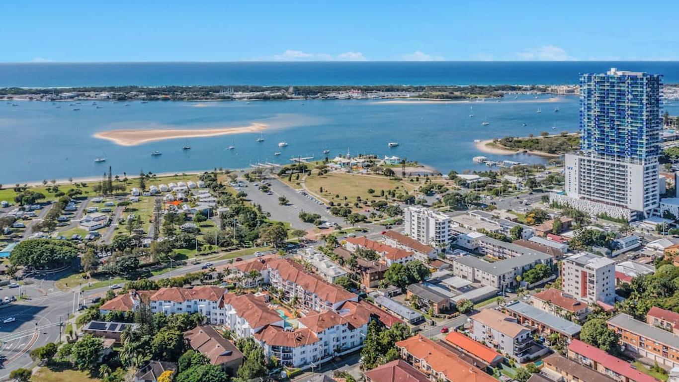 Blue Water Bay Luxury Villas - Southport