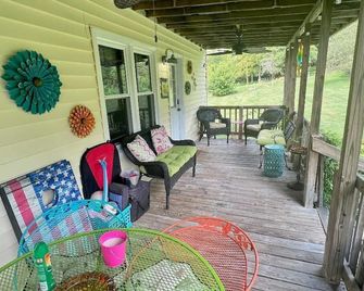 Shabby Chic - Blountville - Patio