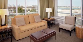 DoubleTree by Hilton Boston Bayside - Boston - Living room