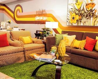Retro-inspired Content House In Patterson Park - 볼티모어 - 거실