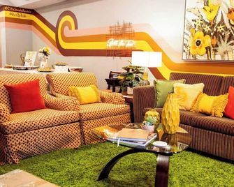 Retro-Inspired Content House in Patterso - Baltimore - Lounge