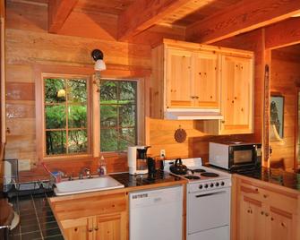 Secluded Cabin on Horse Creek, Outdoor Camp Kitchen, Sauna & Bathouse - McKenzie Bridge - Kitchen