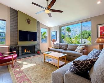 Rockette Ranch - Palm Springs Living the way it was meant to be! - פאלם ספירנגס - סלון