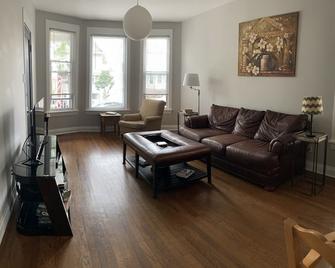 3br Spacious Home Away From Home - Chicago - Living room