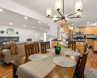 Spectacular Mountain View in Centennial - Hot Tub, Fire Pit & EV Charger - Centennial - Dining room