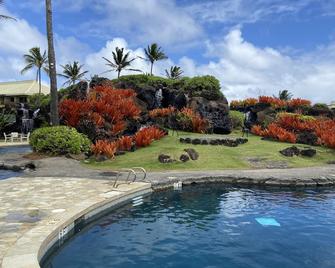 Updated 3rd Floor Unit, Ocean View From Your Bed, Outrigger Beachfront Resort - Līhuʻe - Pool