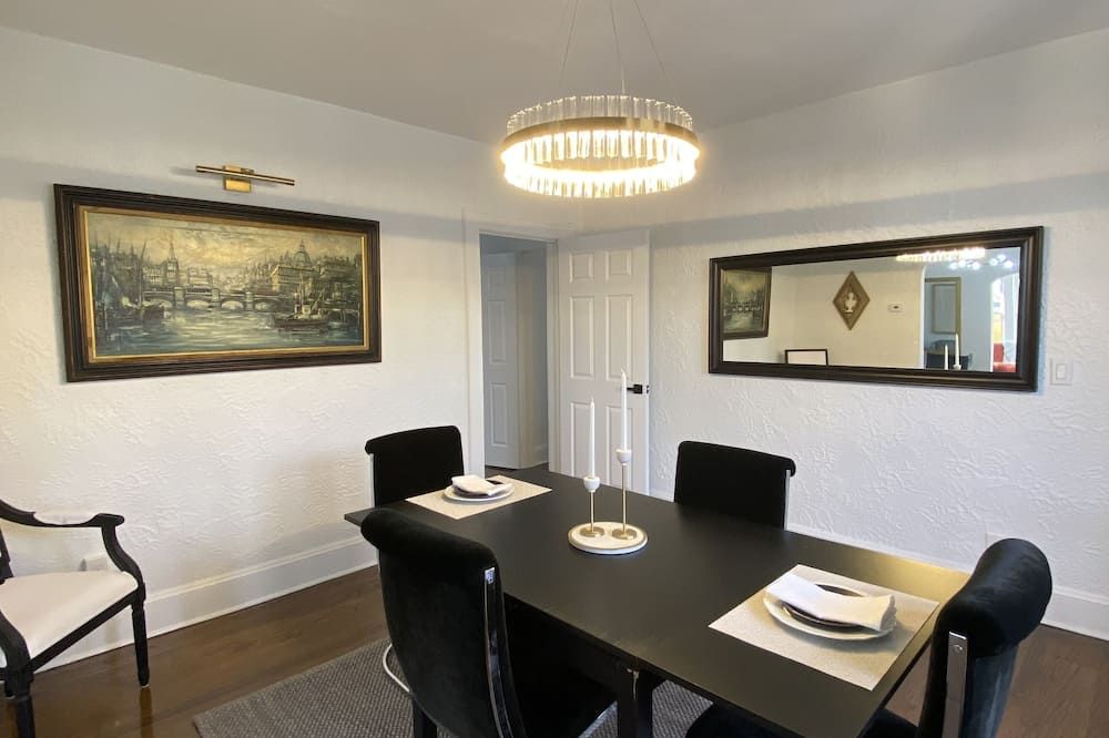 Luxury Designer 2 bedroom+office/3bed vacation home. - Bridgeport - Dining room